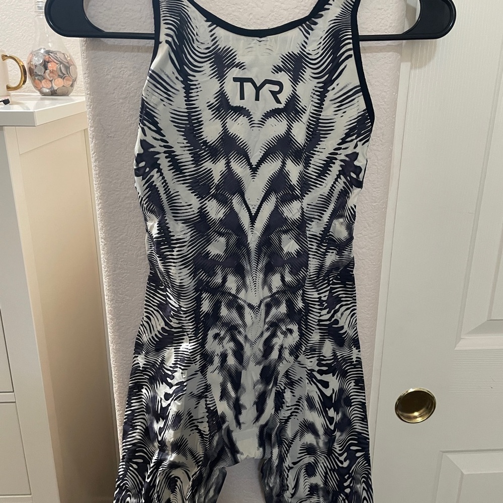TYR Venzo Tech Suit Closed Back Size 26